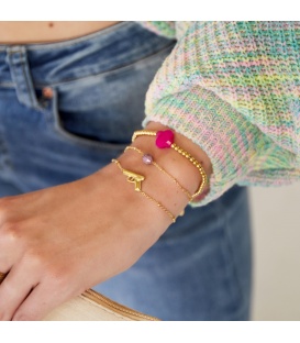 Goudkleurige armband met een roze steen