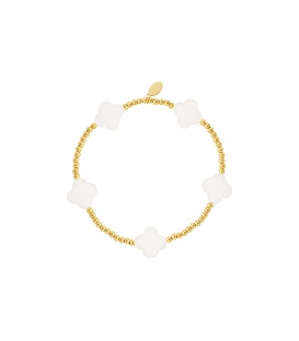 Armband met goudkleurige kralen en witte klavertjes