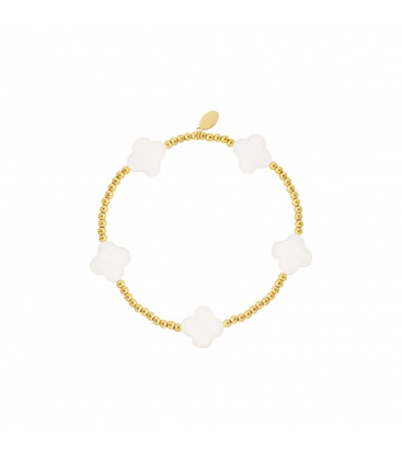 Armband met goudkleurige kralen en witte klavertjes