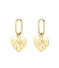 Goudkleurige hartvormige oorbellen met uitgesneden details