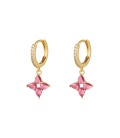Goudkleurige oorbellen met een ster van roze zirkoonsteentjes