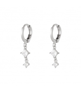 Zilverkleurige oorbellen met een hanger met twee steentjes
