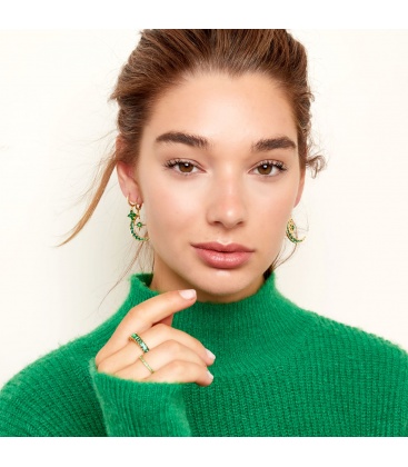 Goudkleurige oorbellen met een hangertje in de vorm van een maan en sterretje