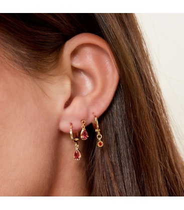 Goudkleurige oorbellen met een druppel steentje