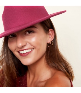 Goudkleurige oorbellen met een groene druppel steentje