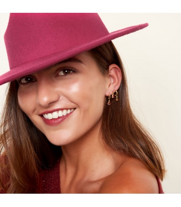 Goudkleurige oorbellen met een groene druppel steentje