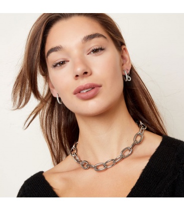 Goudkleurige, ovale oorringen met steentjes 