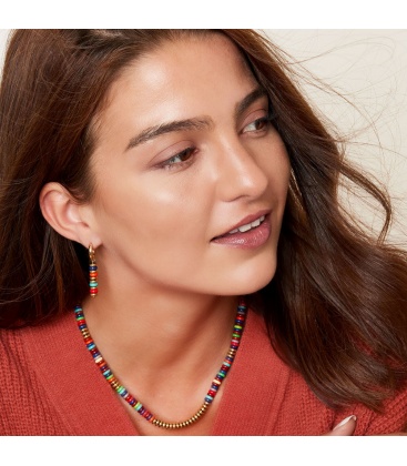 Goudkleurige oorringen met gekleurde dikke platte kralen