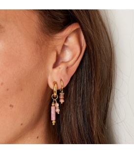 Goudkleurige oorhangers met 3 roze kralen