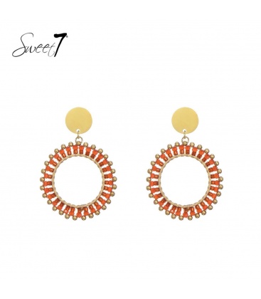 Oranje glaskralen oorhangers met een goudkleurige rand en oorstukje