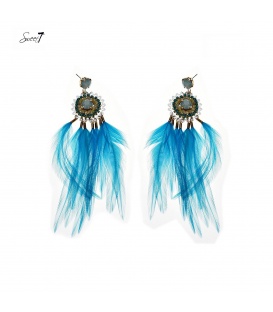 Gekleurde oorhangers met een metalen rand en blauwe veren