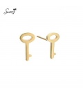 Goudkleurige oorbellen in de vorm van een sleutel