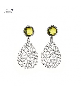 Mooie zilverkleurige oorhangers met een groen steentje in het oorstukje