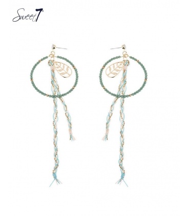 Groene oorhangers met gevlochten strengen en een goudkleurig blad