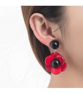 Rode oorclips met een bloemen hanger en een zwart oorstukje