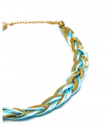 Licht blauwe koord halsketting met een goudkleurige ketting er door heen gevlochten