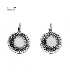 Zilverkleurige oorhangers met witte parelmoer inleg