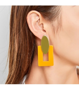 Oker gele oorclips met groen ovaal oorstukje