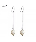 Zilverkleurige oorhangers met een pareltje