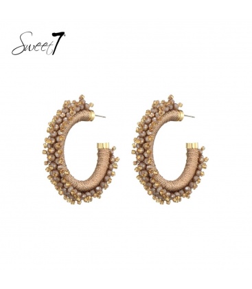 Camel kleurige oorbellen van glaskralen en koord