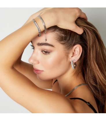 Prachtige goudkleurige oorhangers met paarse en rode zirkonia steentjes