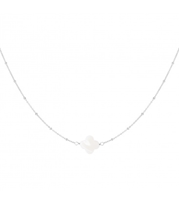 Zilverkleurige ketting met zeeschelpbedel in klavervorm 