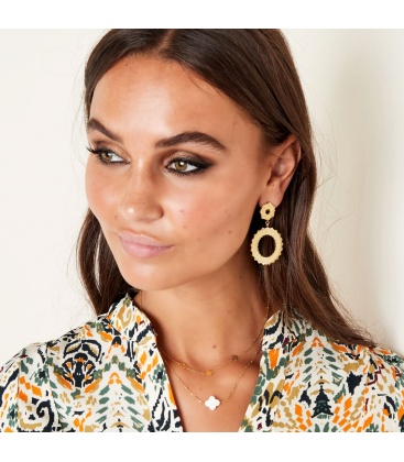 Zilverkleurige ketting met zeeschelpbedel in klavervorm 