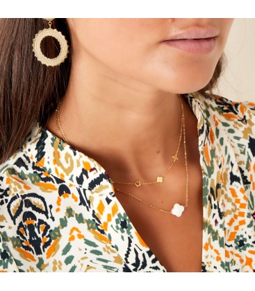 Zilverkleurige ketting met zeeschelpbedel in klavervorm 