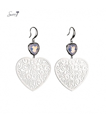 Zilverkleurige oorhangers met een roze harten steentjes