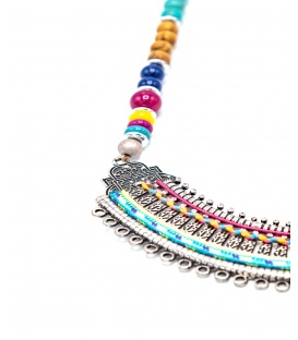 Gekleurde kralen halsketting met een metalen element en gekleurd koord
