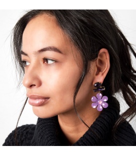 Paarse oorhangers met glas steentjes en een bloem hanger