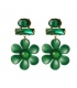 Groene oorhangers met glas steentjes en een bloem hanger