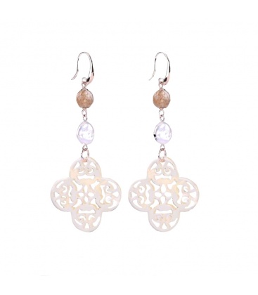 Gele bloemen oorhangers met een wit parelmoer element en kraal