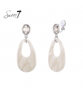 Beige oorclips met een glinsterend straas steentje in het oorstukje