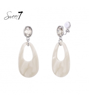 Beige oorclips met een glinsterend straas steentje in het oorstukje