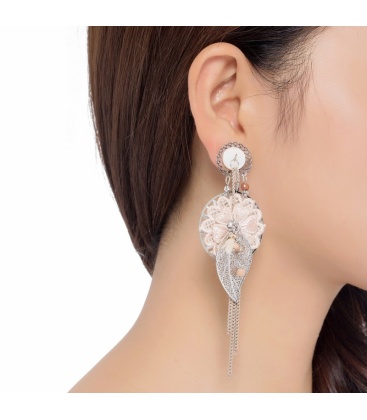 Zilverkleurige oorclips met roze stoffen bloem en bedels