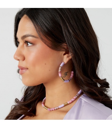 Paars gekleurde oorringen met platte kralen