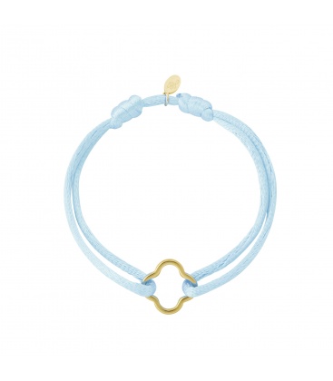 Licht blauwe stoffen armband met een bedel als klaver vier