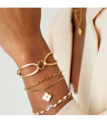 Licht blauwe stoffen armband met een bedel als klaver vier