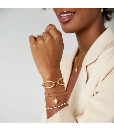 Licht blauwe stoffen armband met een bedel als klaver vier