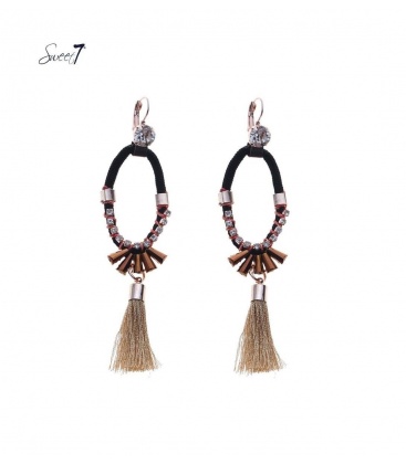 Zwarte oorhangers met goudkleurige kwasten en heldere strass steentjes en roze koord