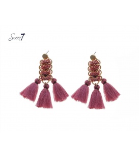 Goudkleurige oorhangers met roze gekleurd koord en kwasten