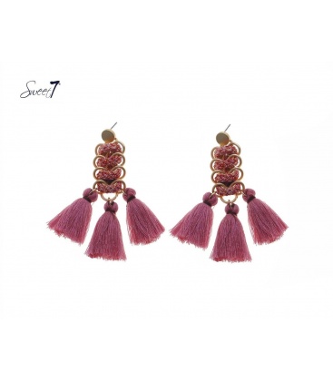 Goudkleurige oorhangers met roze gekleurd koord en kwasten