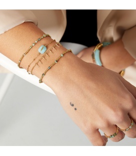 Goudkleurige armband met een turquoise steen