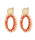 Oranje gekleurde kralen oorhangers met een goudkleurige rand en een bloem als oorstukje