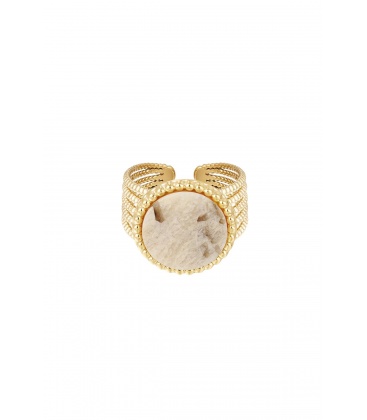 Goudkleurige ring met een beige natuursteentje