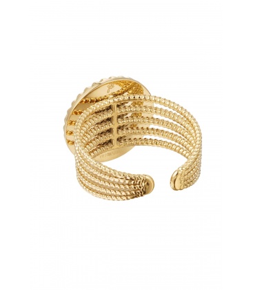 Goudkleurige ring met een beige natuursteentje