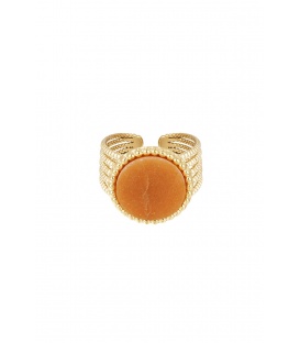 Goudkleurige ring met oranje natuur steentje van Yehwang - Modebewuste accessoire