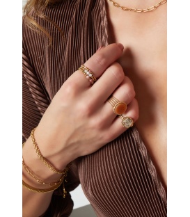 Goudkleurige ring met een paars natuursteen