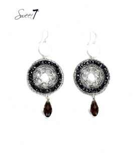 Zilverkleurige oorhangers met koord en zwarte glas kralen